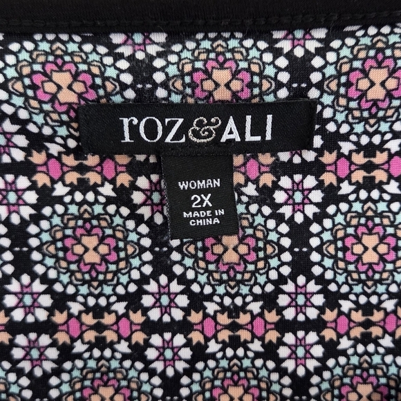 Roz & Ali | V-Neck Medallion Short Sleeve Top with Gold Zipper Detail Size 2X - Picture 3 of 5